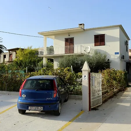 Apartments With Parking Space Trogir - 10337
